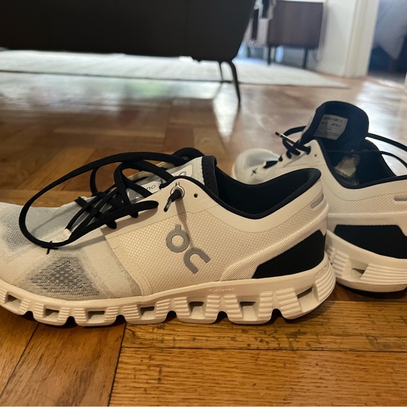 On Running Cloud X 3 size 9.5 women’s shoes like new - Picture 6 of 9